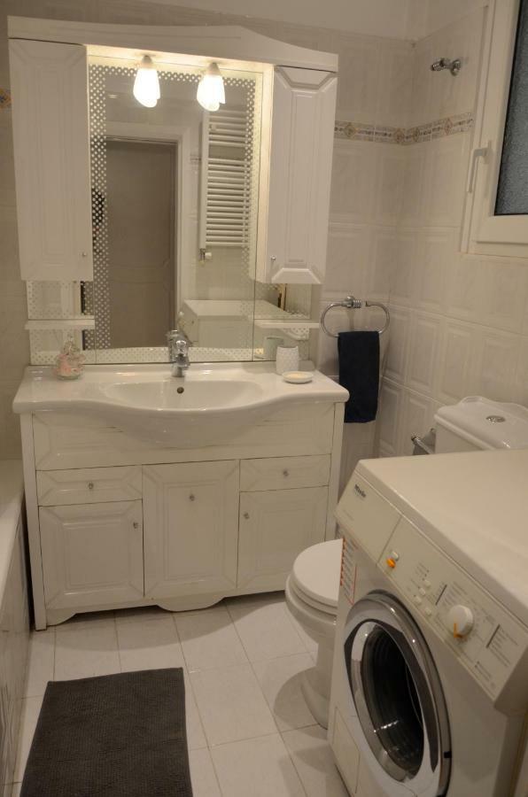 Retro Apartment At Trendy Exarcheia Athens Ngoại thất bức ảnh